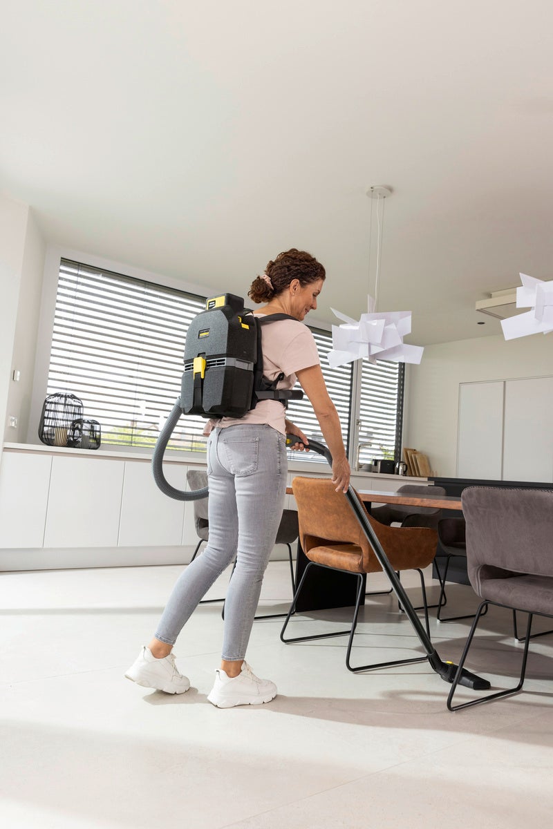 超軽量、耐衝撃性に優れたバッテリー仕様のコードレス背負式クリーナー。 作業者の身体的負担を軽減（コードレス背負式クリーナー BVL 3／1 Bp）