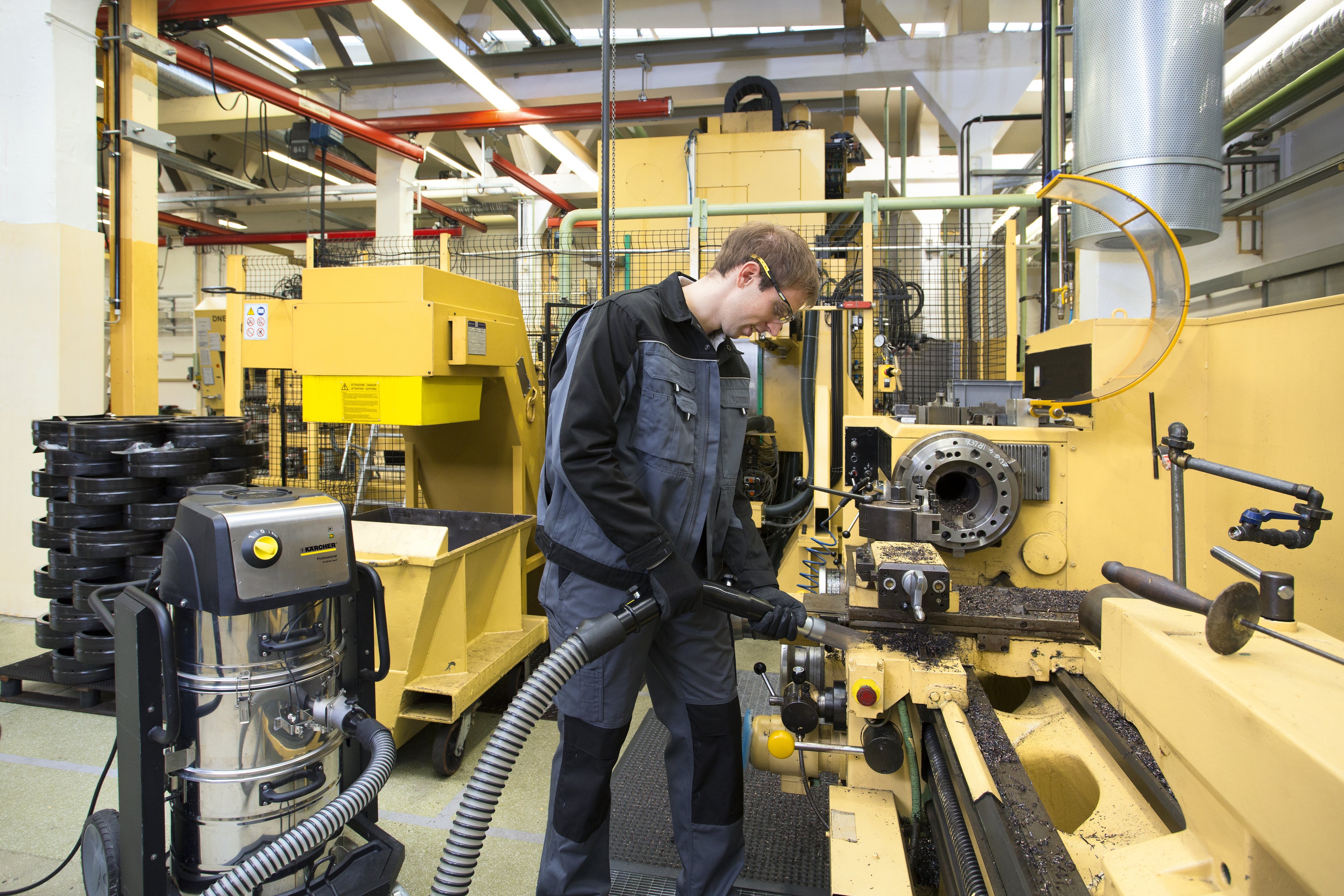 切粉やオイル吸引で多くの実績（産業用バキュームクリーナー IVC 60／4ー2 Tact）