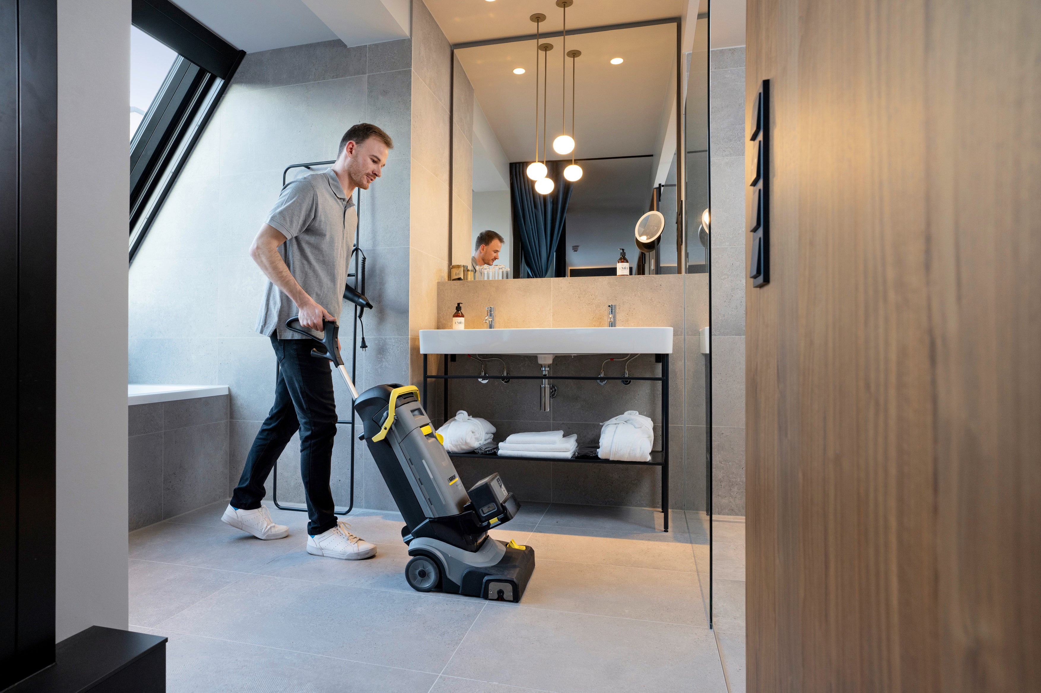 必要な時に手軽に床清浄（コードレス 床洗浄機 BR 30／4 C Bp）