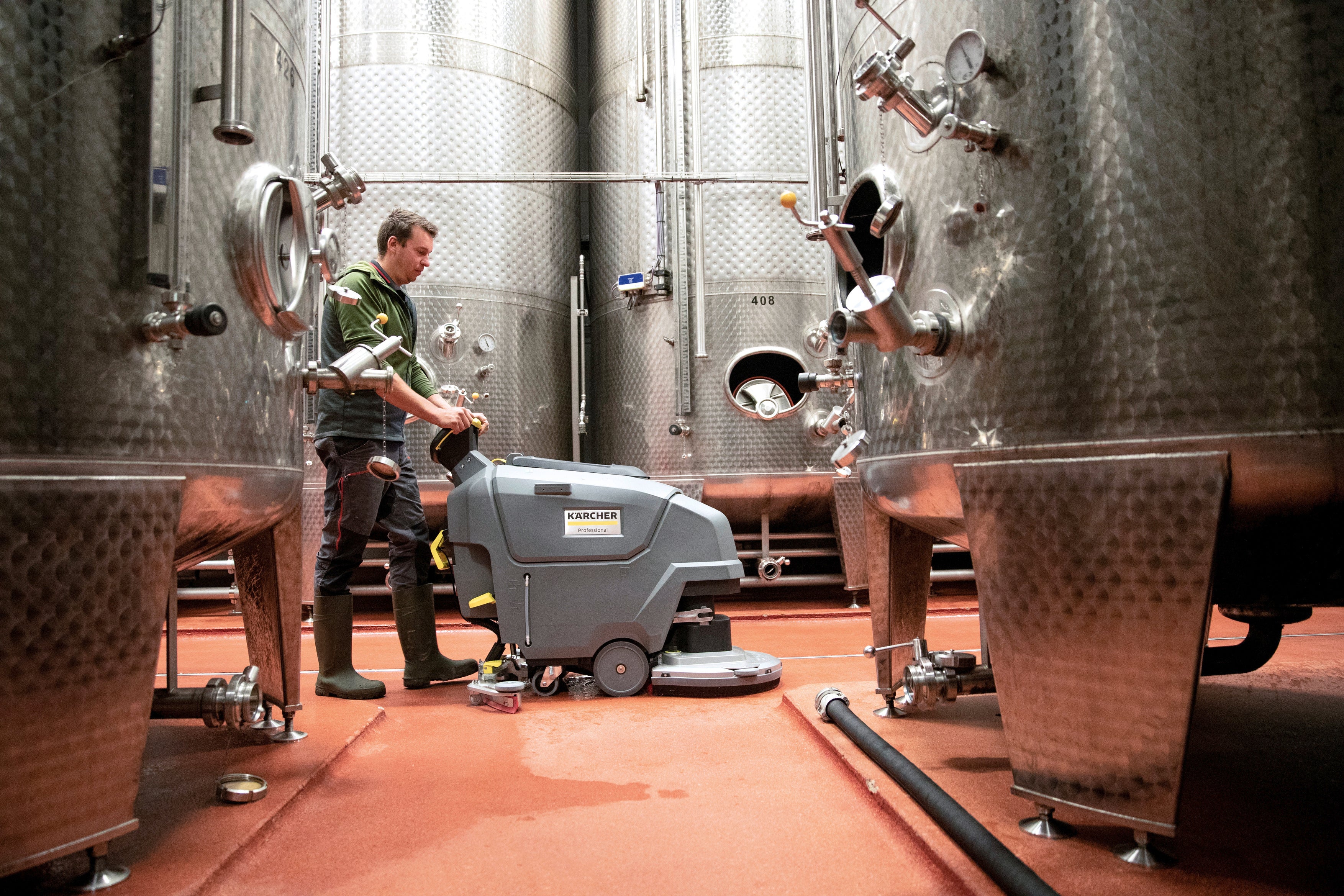 新スクイジーが清掃後の汚水を逃さず回収 （自走式床洗浄機 BD 50／55 W Classic Bp）