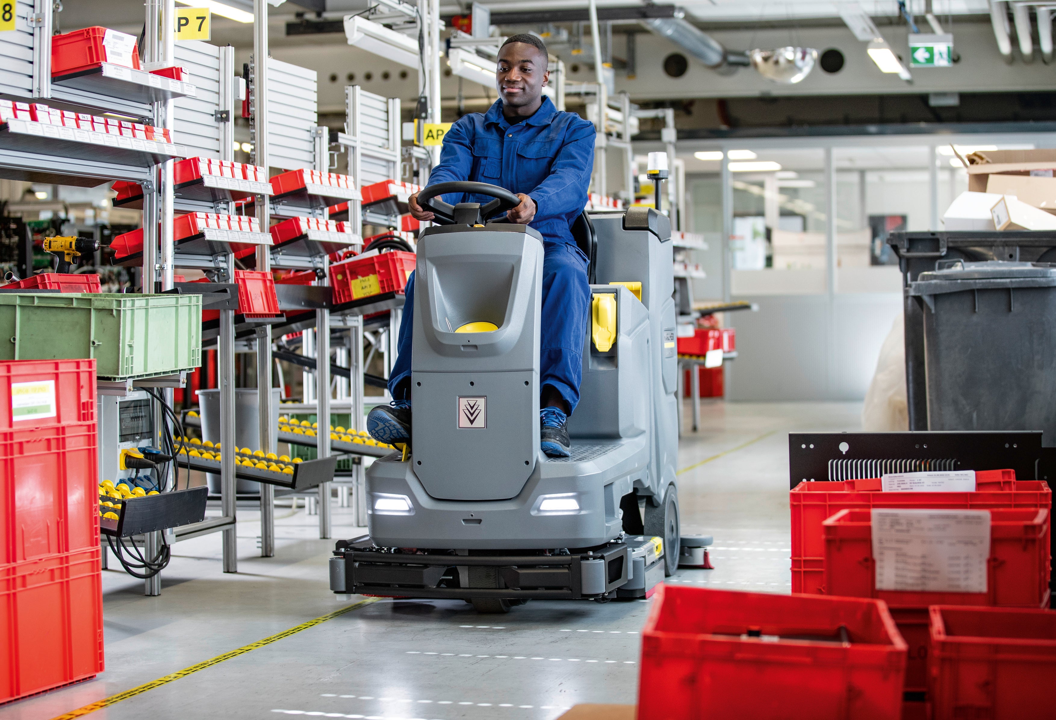 走行速度に応じて吐水量調整し、洗剤濃度自動調整機能と汚水タンク自動洗浄機能を搭載 （床洗浄機 B 110 R BP + R75 + DOSE + RINS）