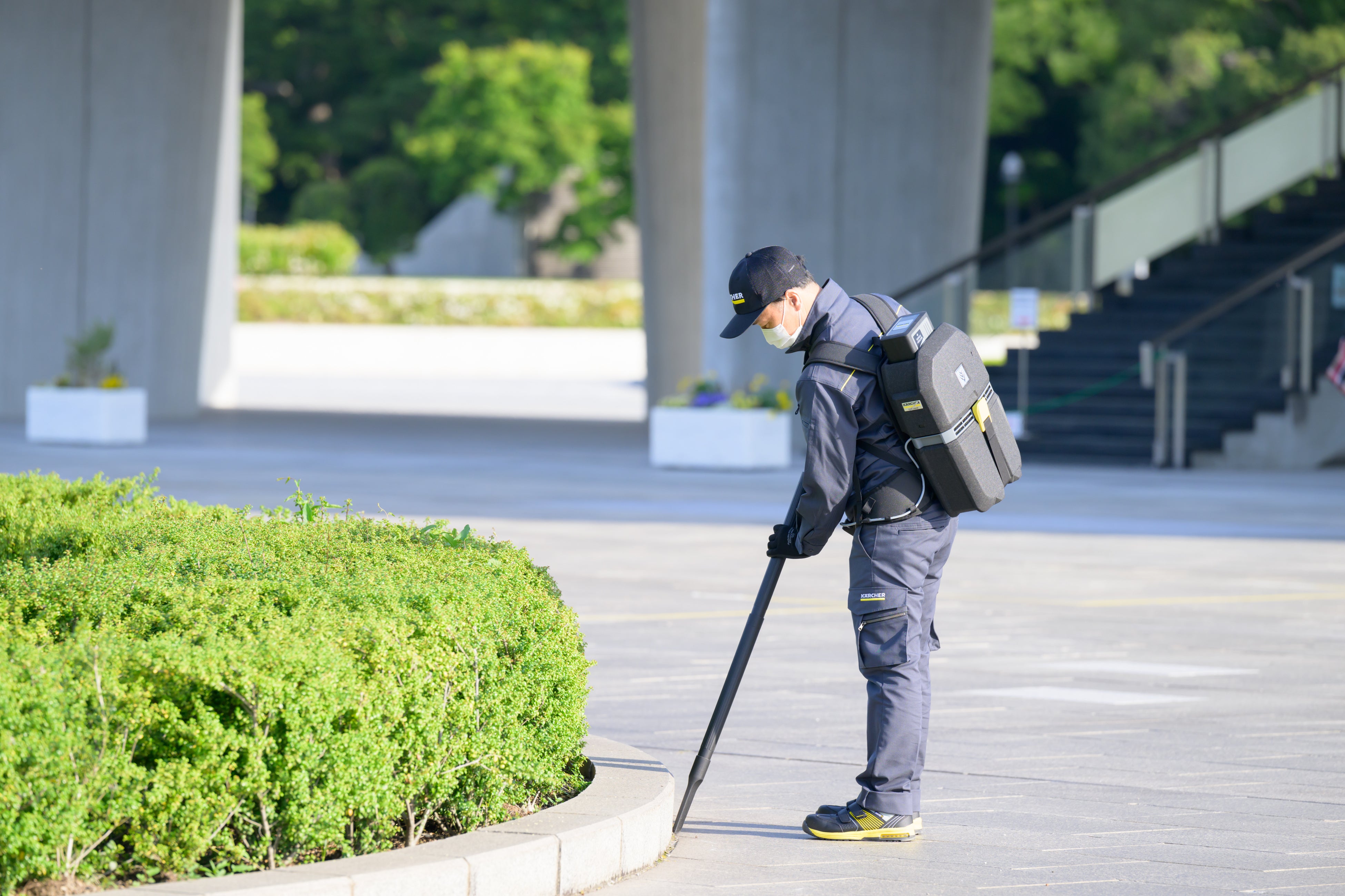 コードレス背負式クリーナーで細かい部分のごみ取り