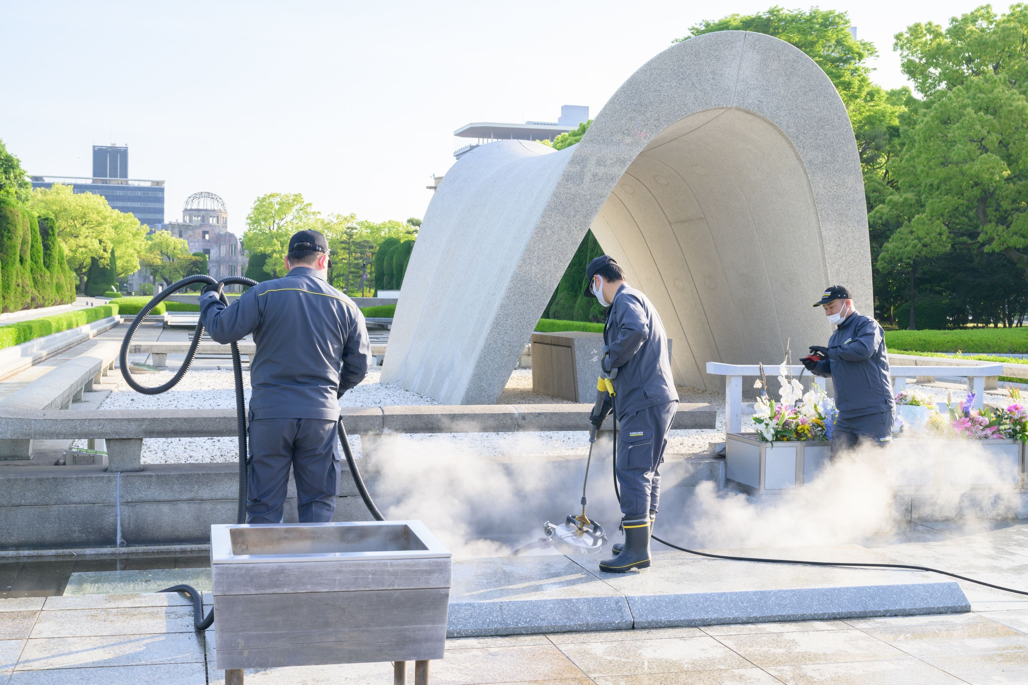 温水高圧洗浄機で目地に入り込んだコケや砂など除去