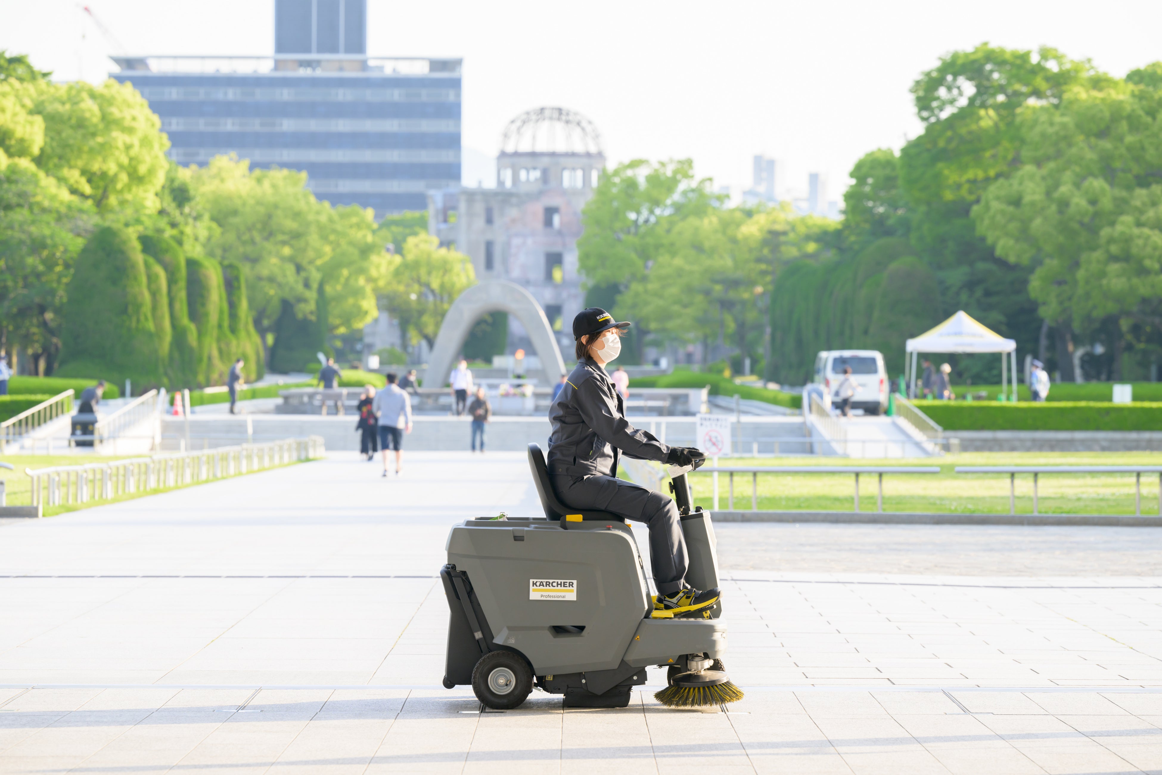 搭乗式バキュームスイーパーにより路面の小石や砂塵粉塵等を回収