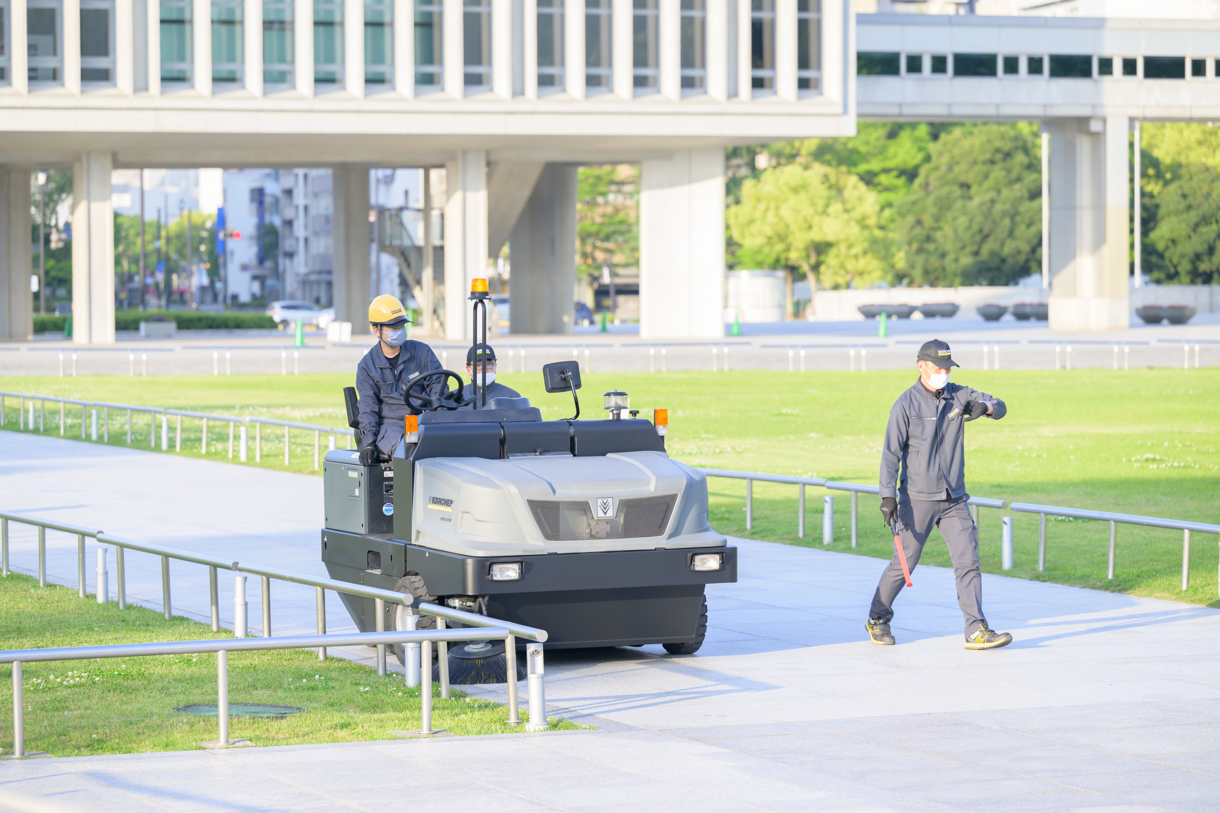 インダストリアルスイーパーで広面積を短時間で効率的に清掃