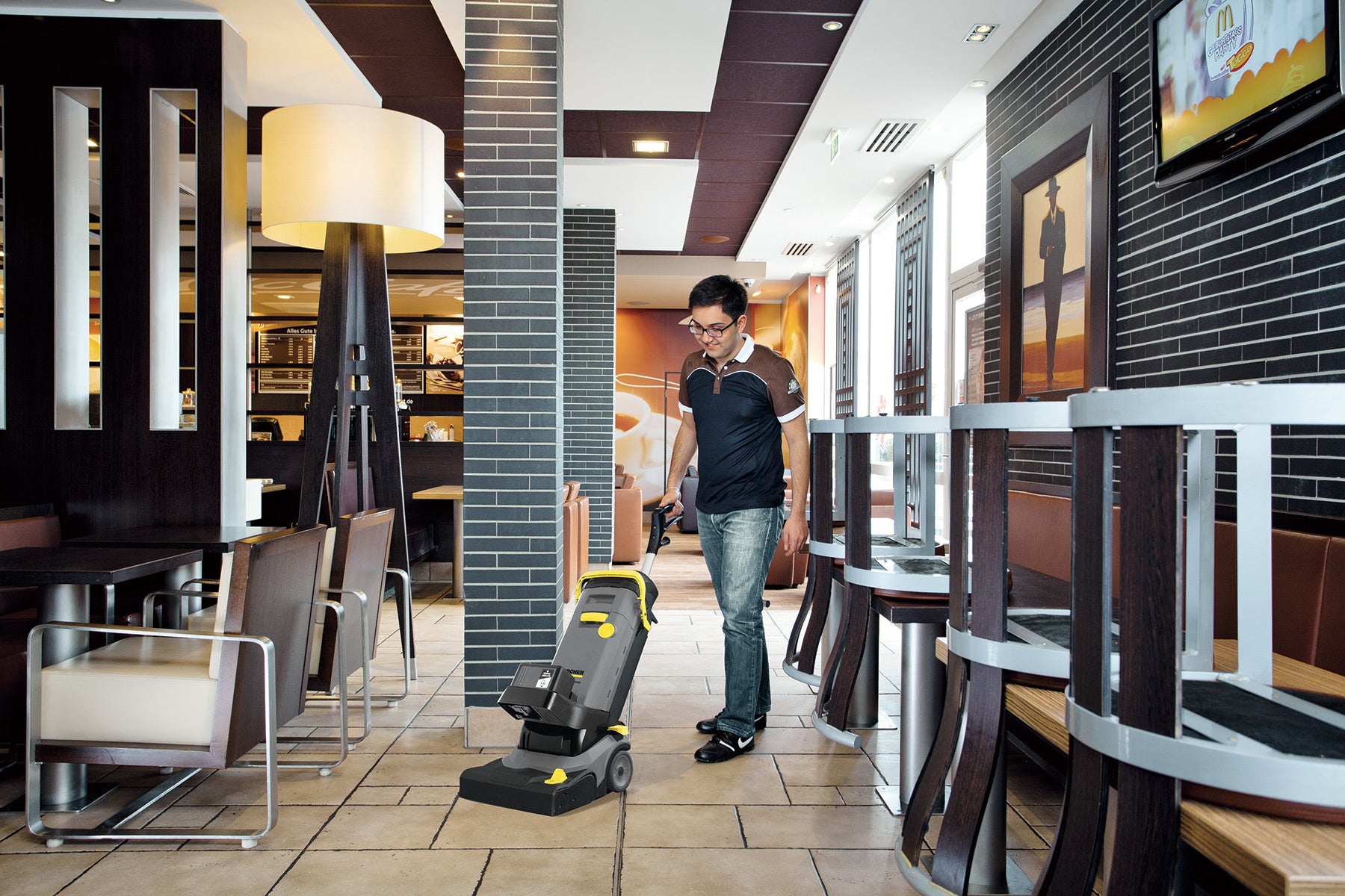 片手でラクラク操作。コード付きと変わらない清掃能力 バッテリー式コードレス床洗浄機（BR 30／4 C Bp）