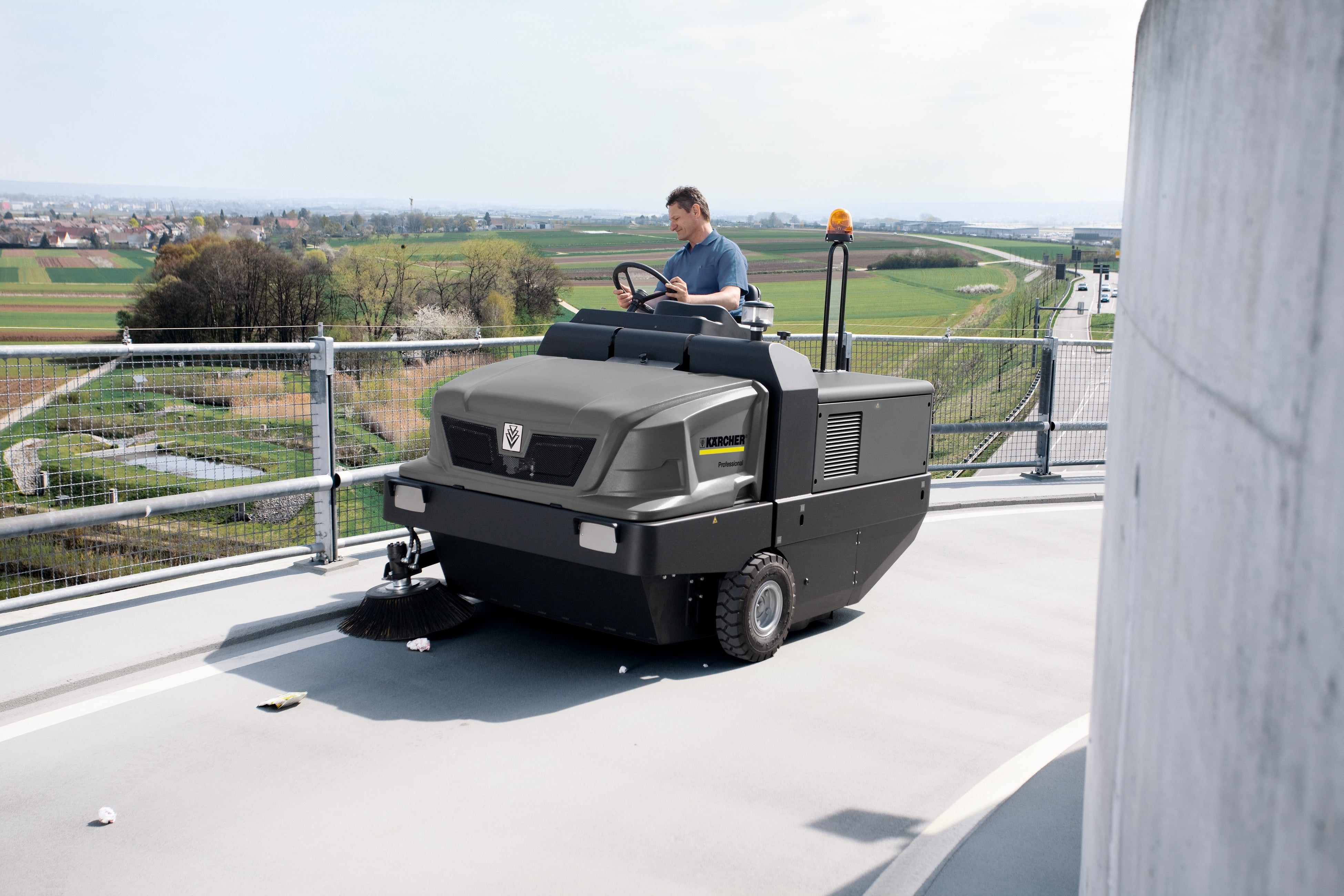 インダストリアルスイーパー（KIM 150／500 R Dで 広面積を短時間で効率的に清掃）