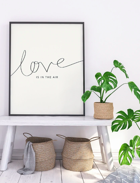 Love in the Air – ラブ インジエア：削ぎ落とされたシンプルさの中に力強い意志が込められたポスター。控えめでありながら芯の強さを感じさせる1枚。 