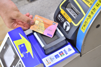 対象改札機の読取部にクレジットカードをかざす様子