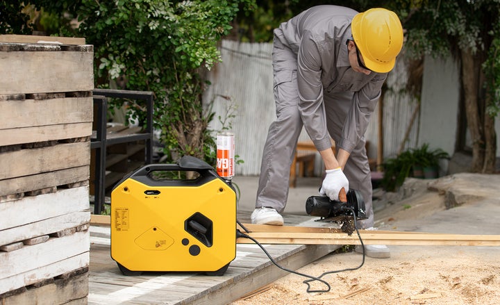 EENOURカセットボンベ式インバーター発電機GS1800i-B(1.3KVA)現場 EENOURカセットボンベ式インバーター発電機GS1800i-B(1.3KVA)現場