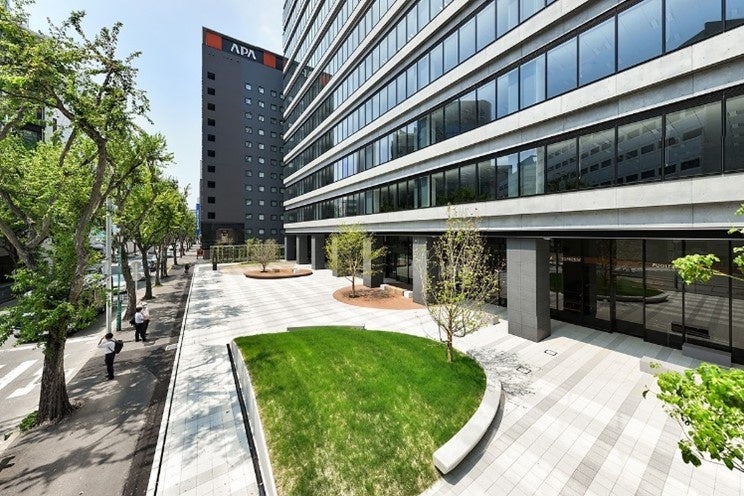 建物前のオープンスペースにも緑が広がる（写真提供：NTT都市開発／©川澄・小林研二写真事務所）