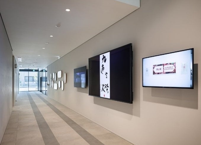 南北のオープンスペースを結ぶ1階の通路ではクロスモーダルの演出を採用