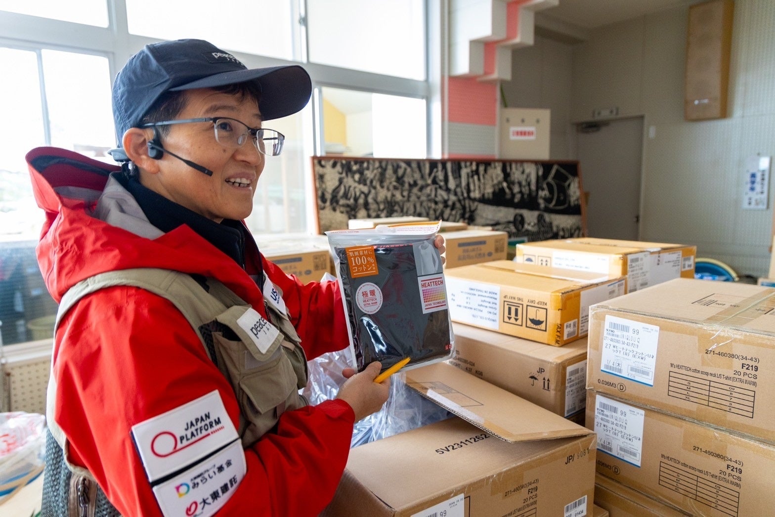 支援衣料搬入時の様子（ピースウィンズ・ジャパン様ご提供）