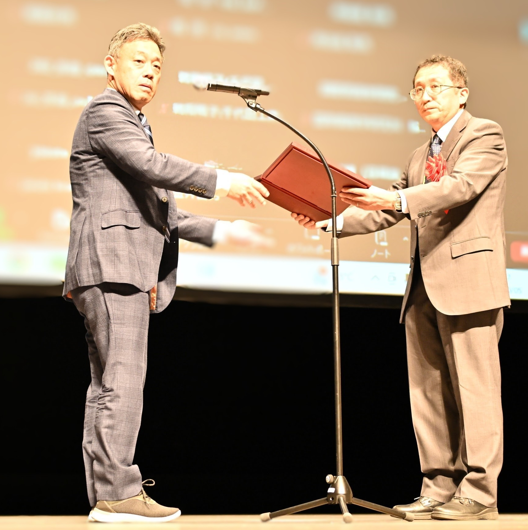 左から、長田会長、山口大学理学部地球圏システム科学科 志村学科長