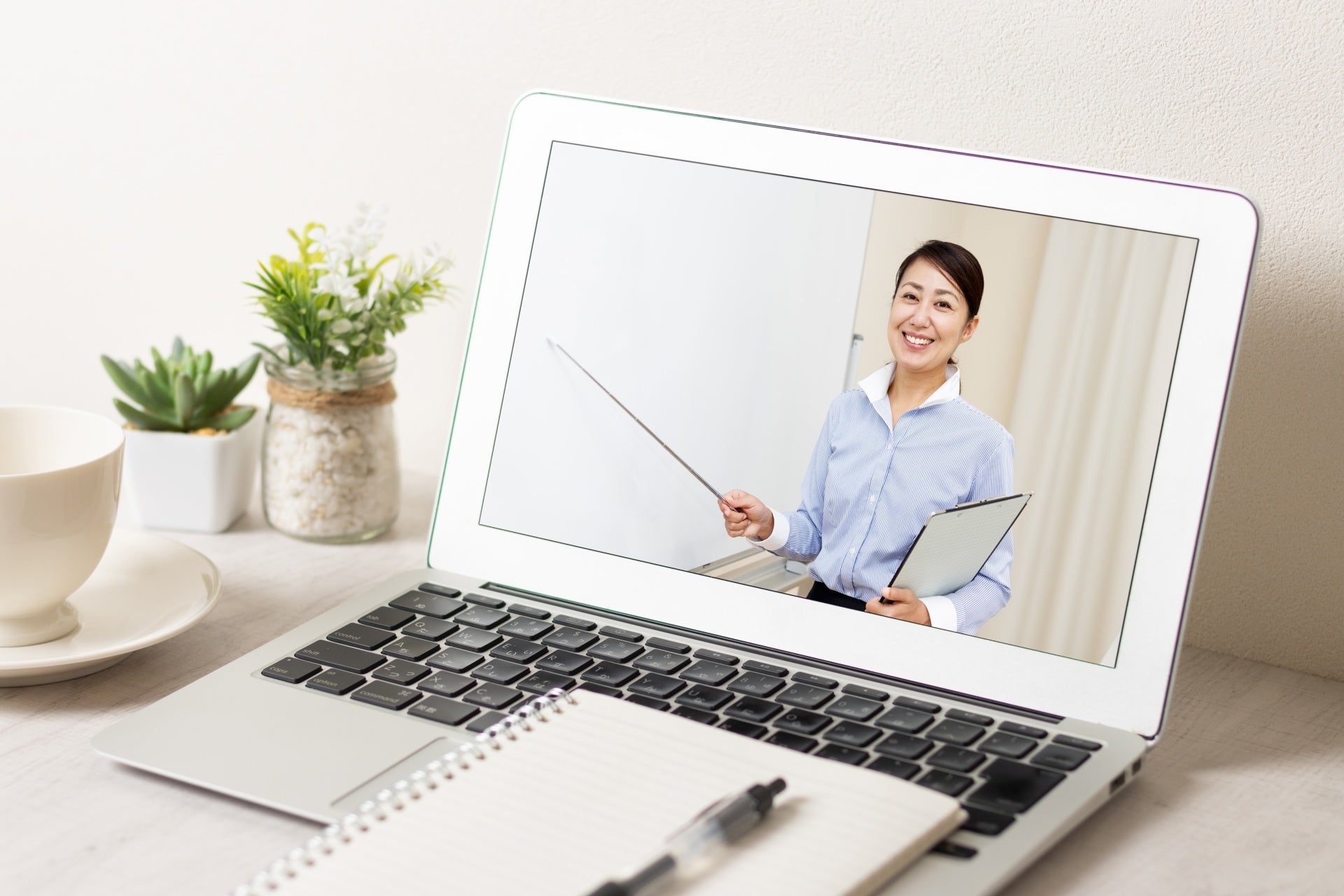 Zoom・Teams・WebexなどのWeb会議サービスを使用し、企業研修を行います。