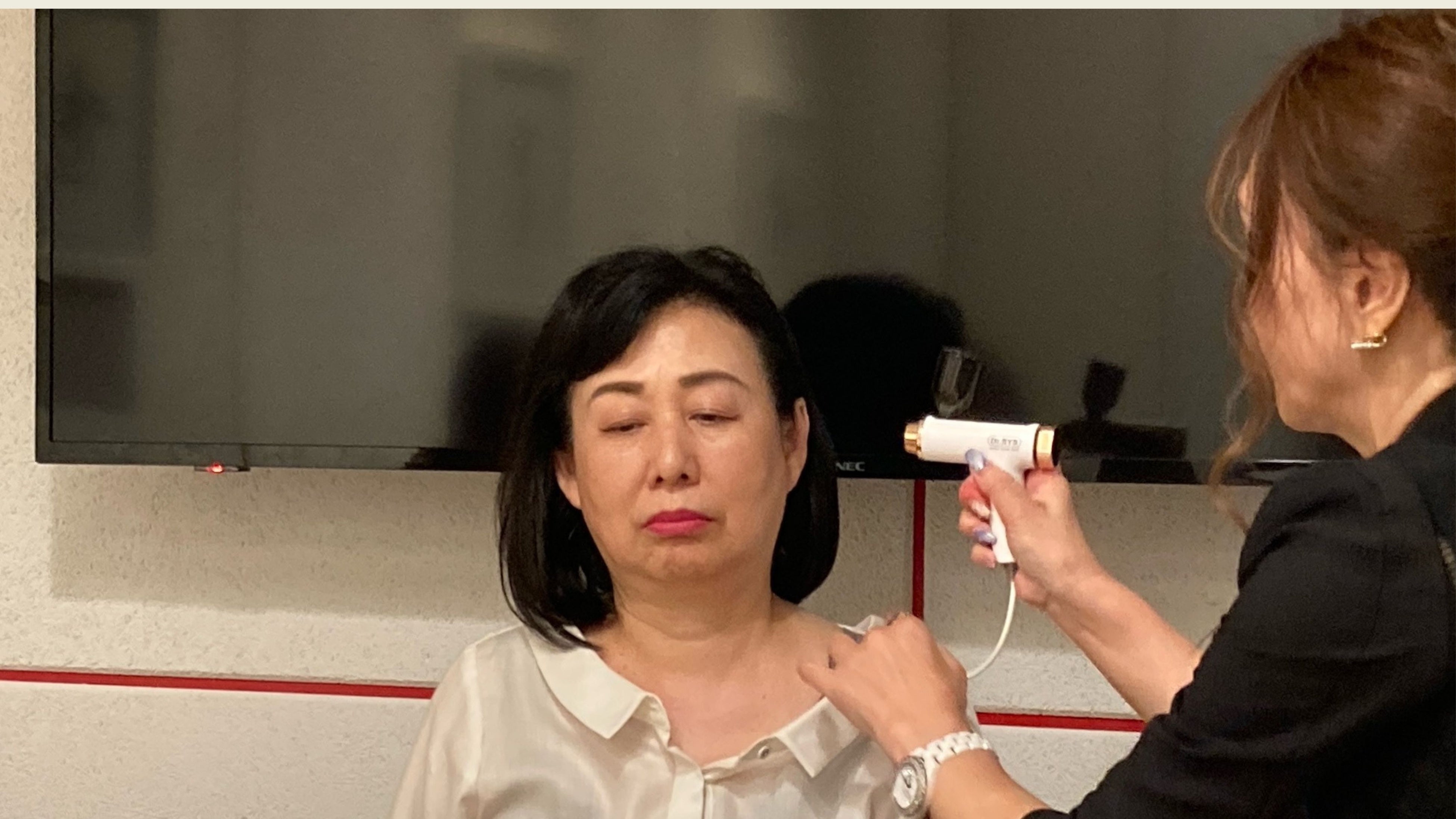 ホームエステの実演中。参加者からは「小顔になった」という声も！