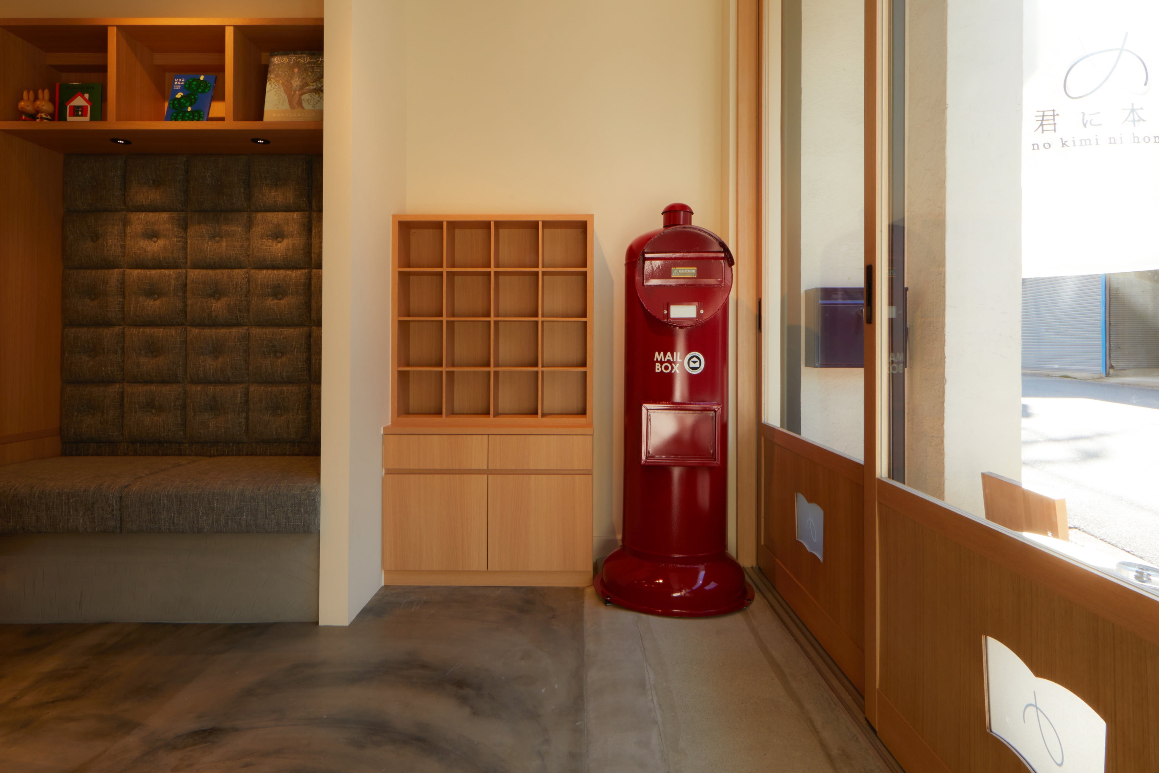 店内に設置されたポストと仕分棚