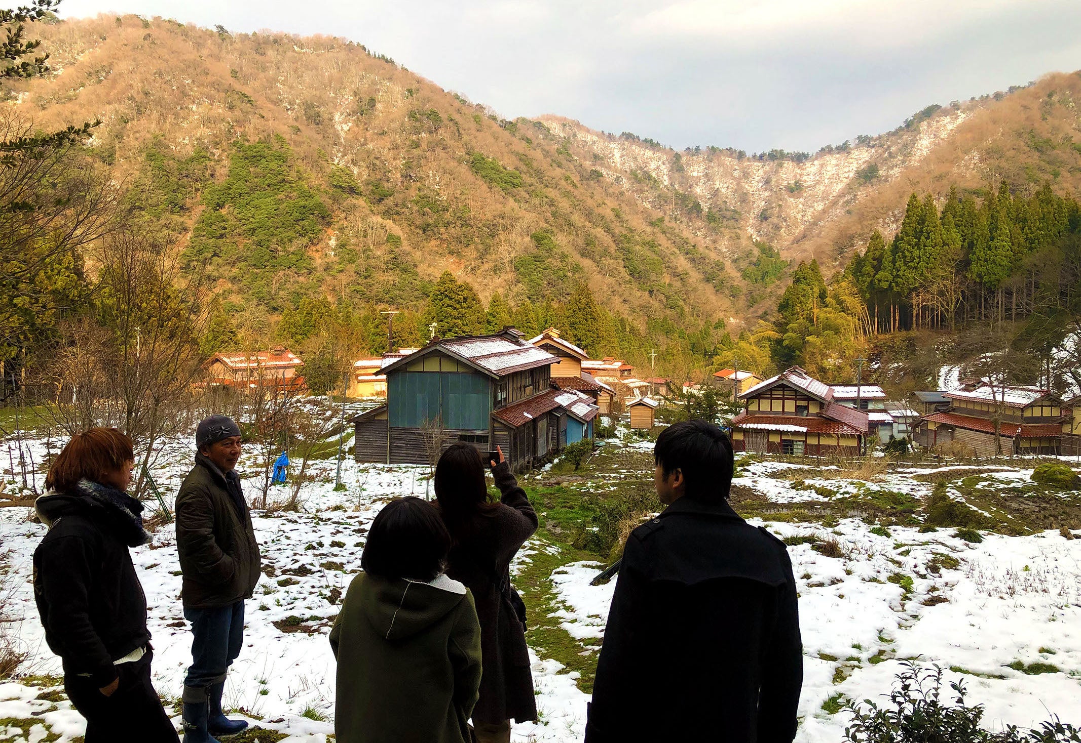 地元の人からまちの説明を聞いている様子