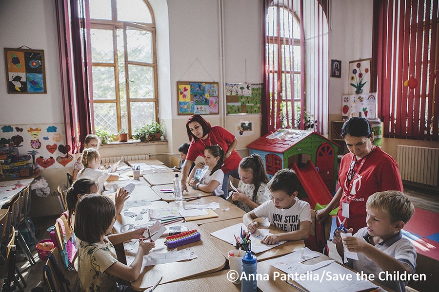 ルーマニアの学校で放課後活動に参加するウクライナの子どもたち