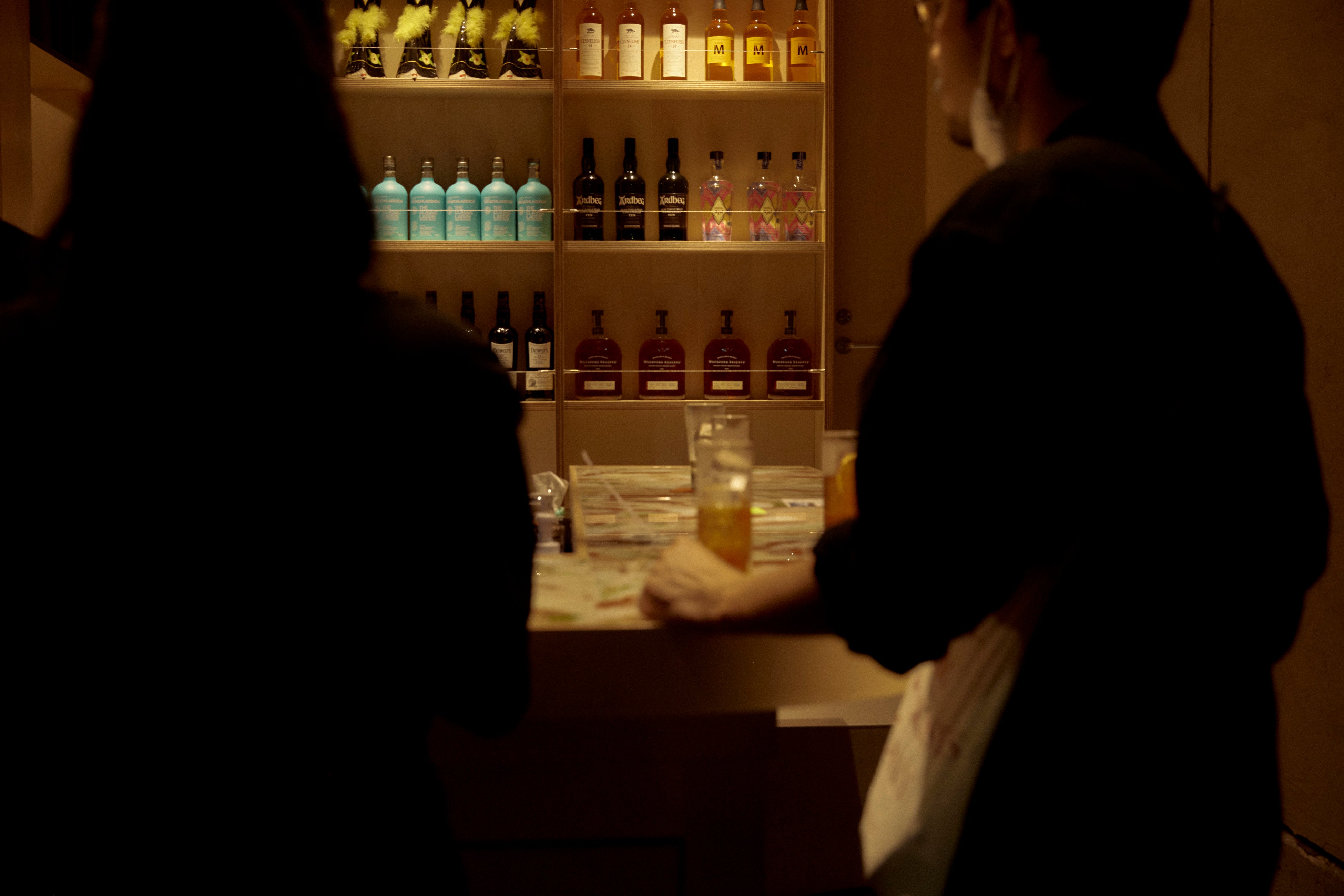 ボトルキープはひとりでじっくりも、仲間とのシェアにも。