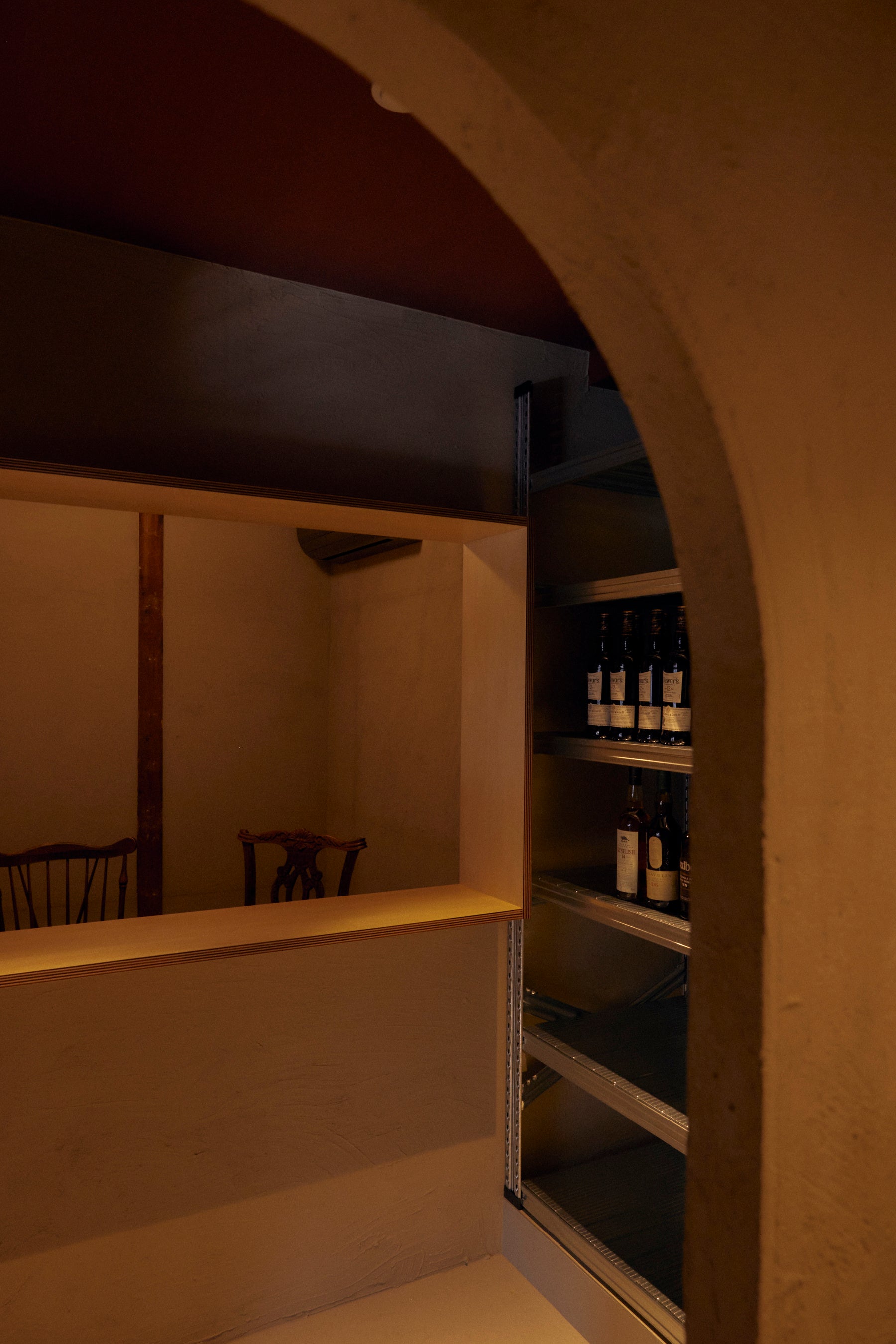 店内奥には個室と、ボトルキープ保管用のセラールームがあります。