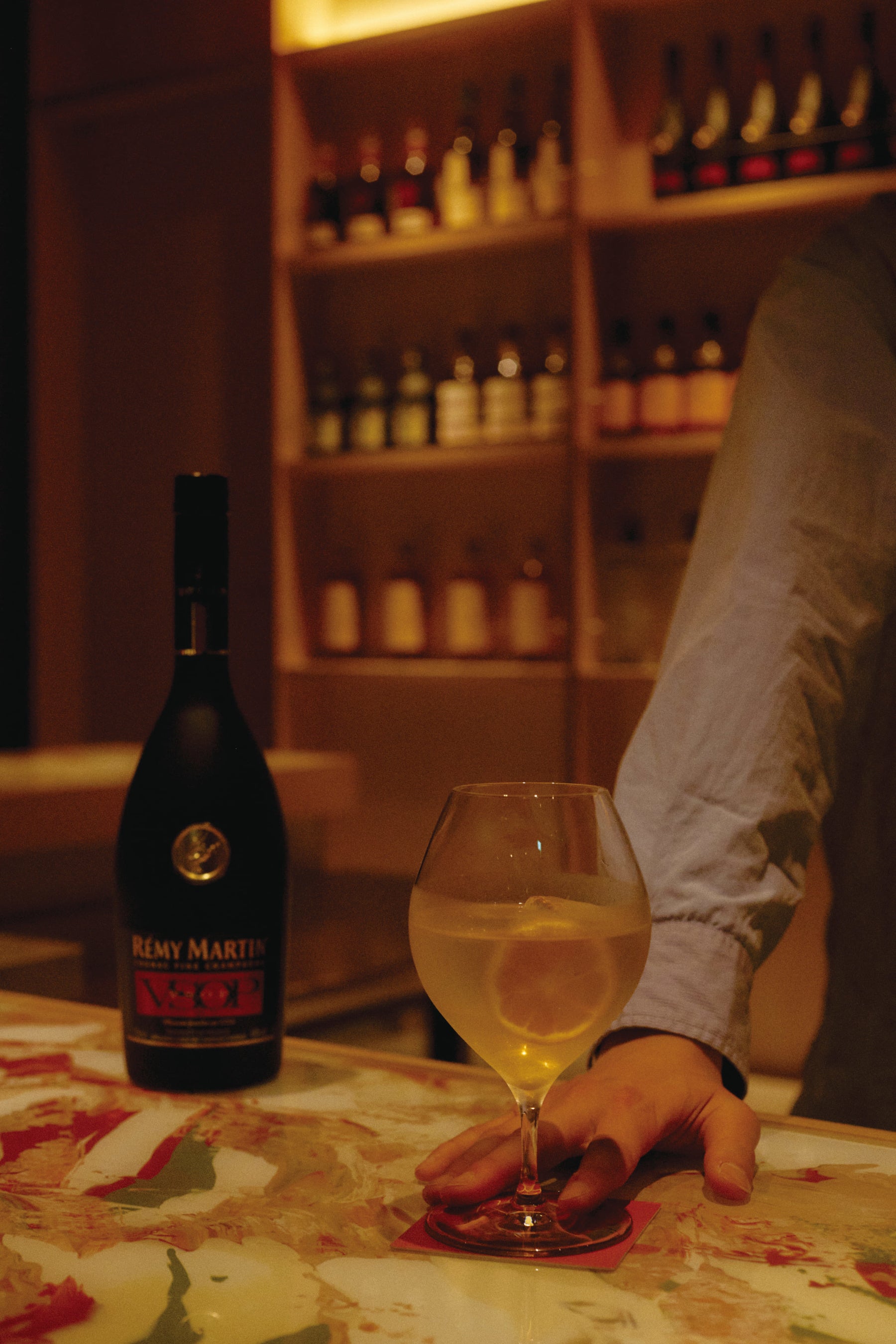 コニャックブランデーの「レミーマルタンV.S.O.P.」を使用したカクテル、「グラントニック」。