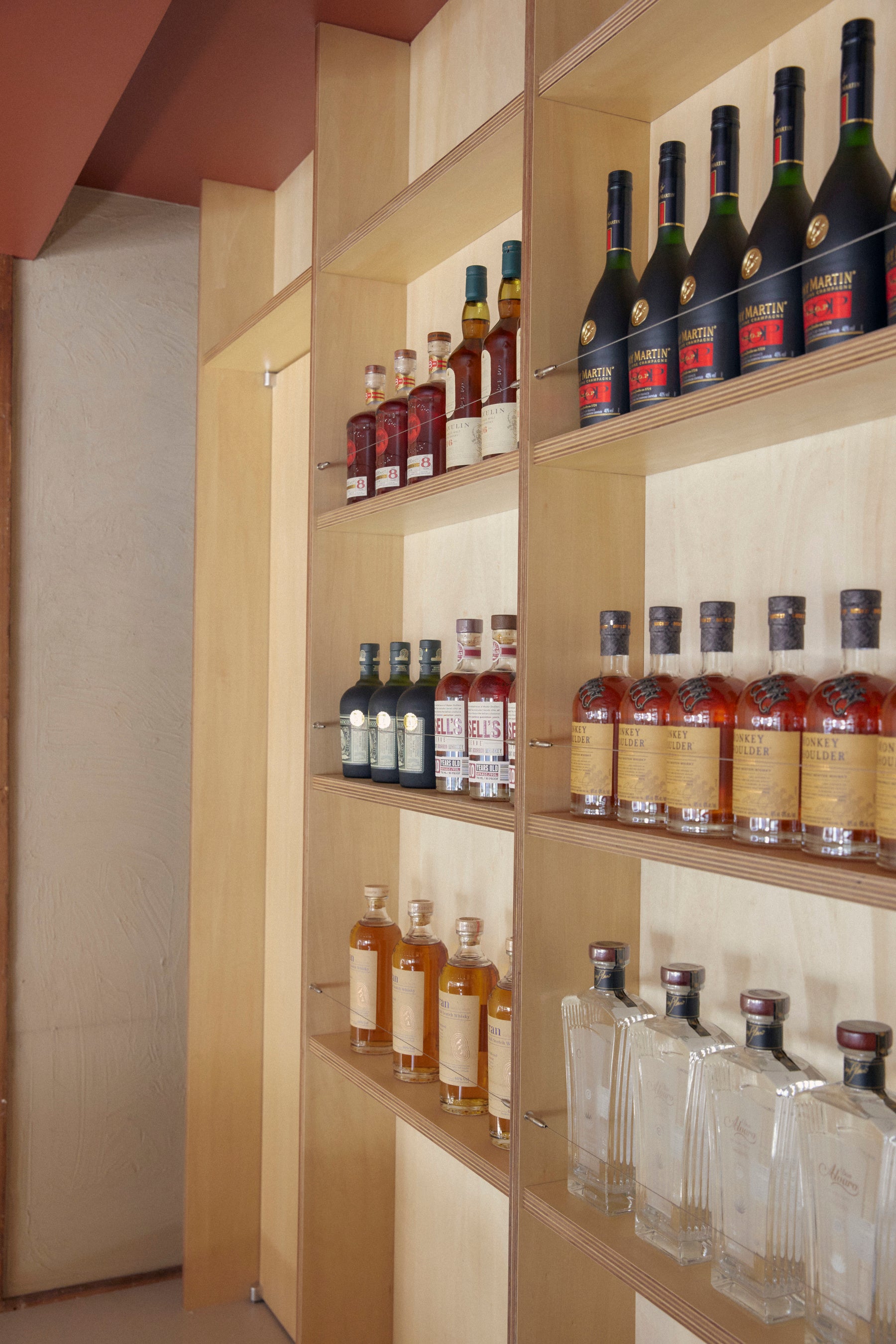 店内にはディレクター武田光太がセレクトするボトルが並ぶ。