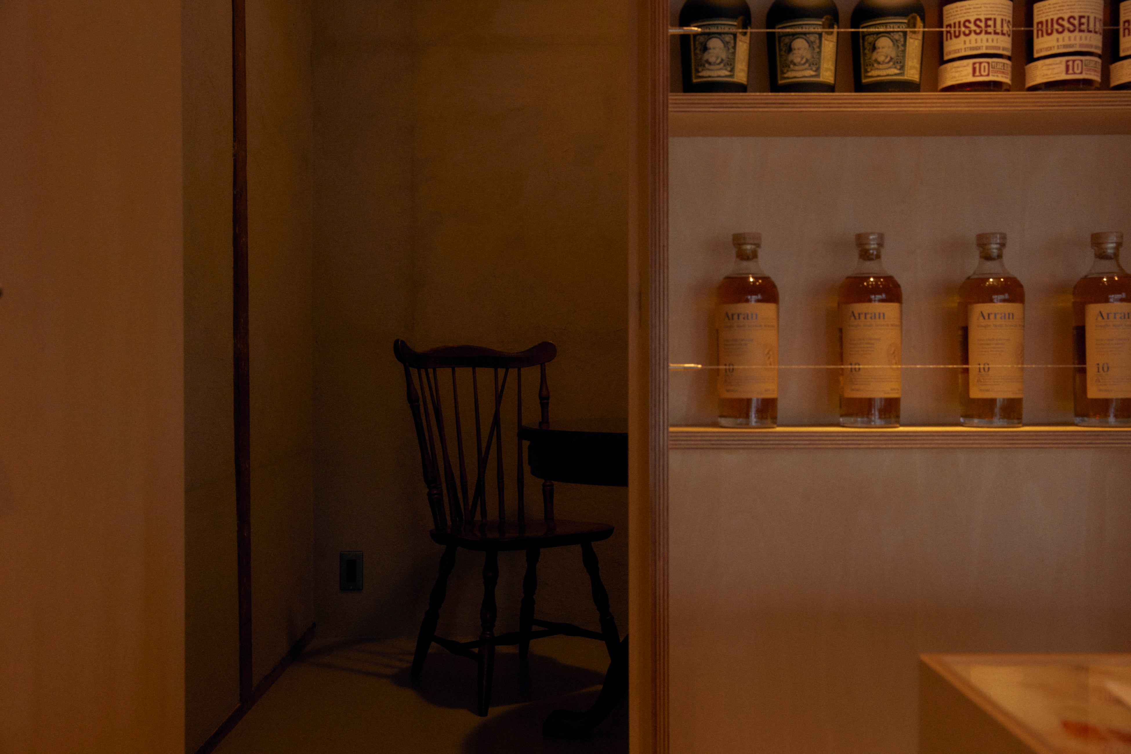 店内奥にはプライベート感のある個室テーブル（4席）も完備。