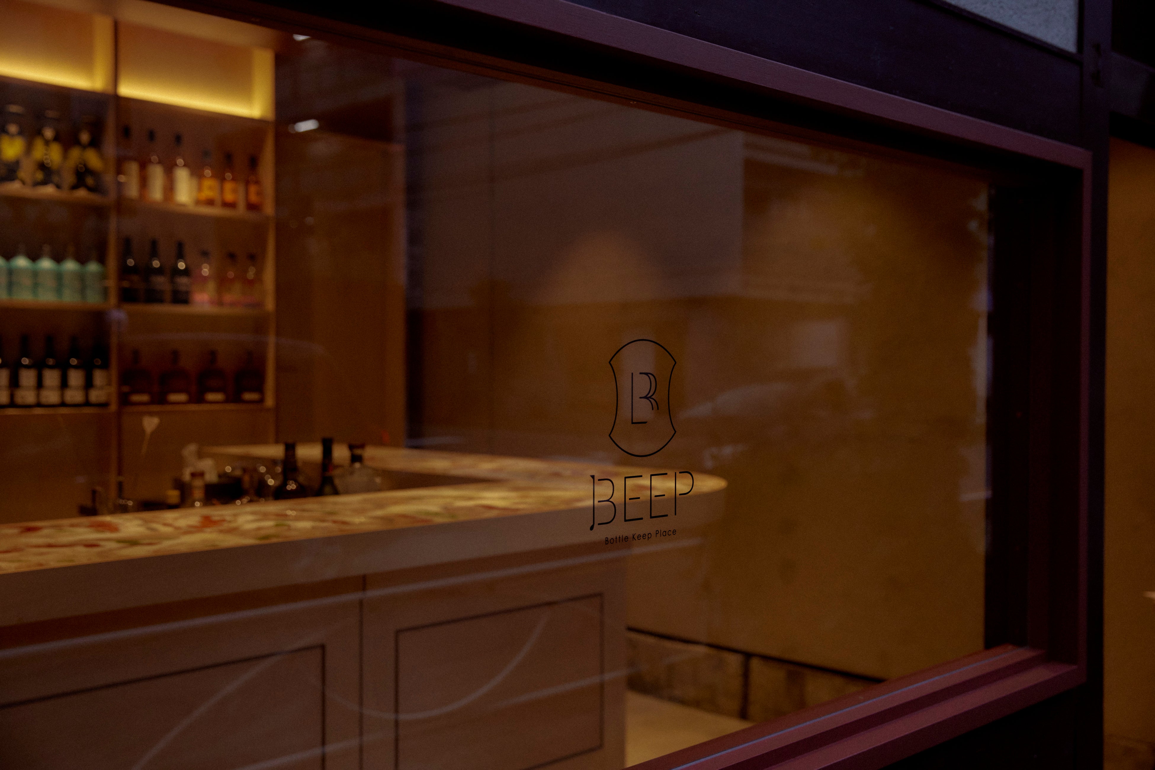 外からも視認性の良い店内。バーらしい大人の空間を味わって。