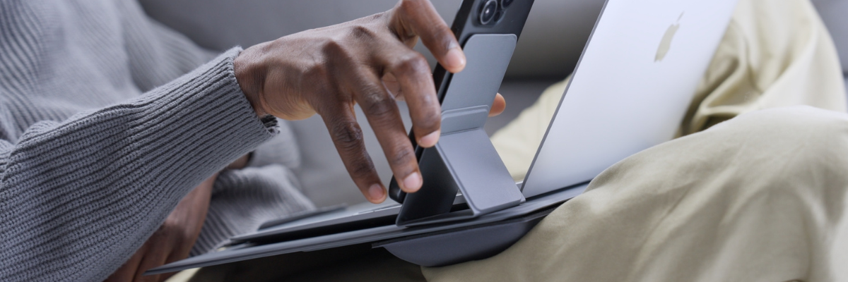 デスクから膝まで使えるノートPCスタンド「MAGNO（マグノ）」が3月25日