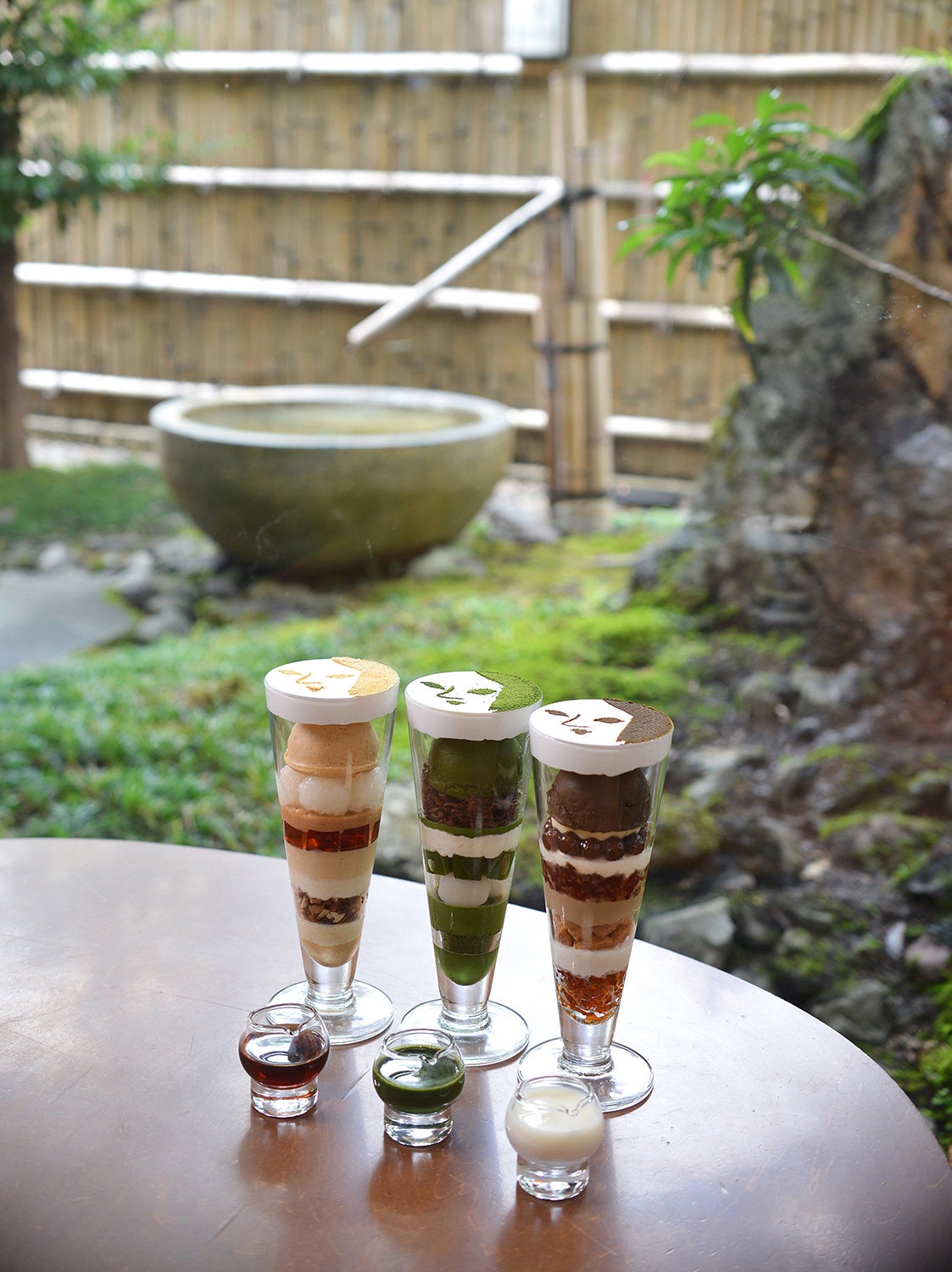 カフェで人気の「顔パフェ」