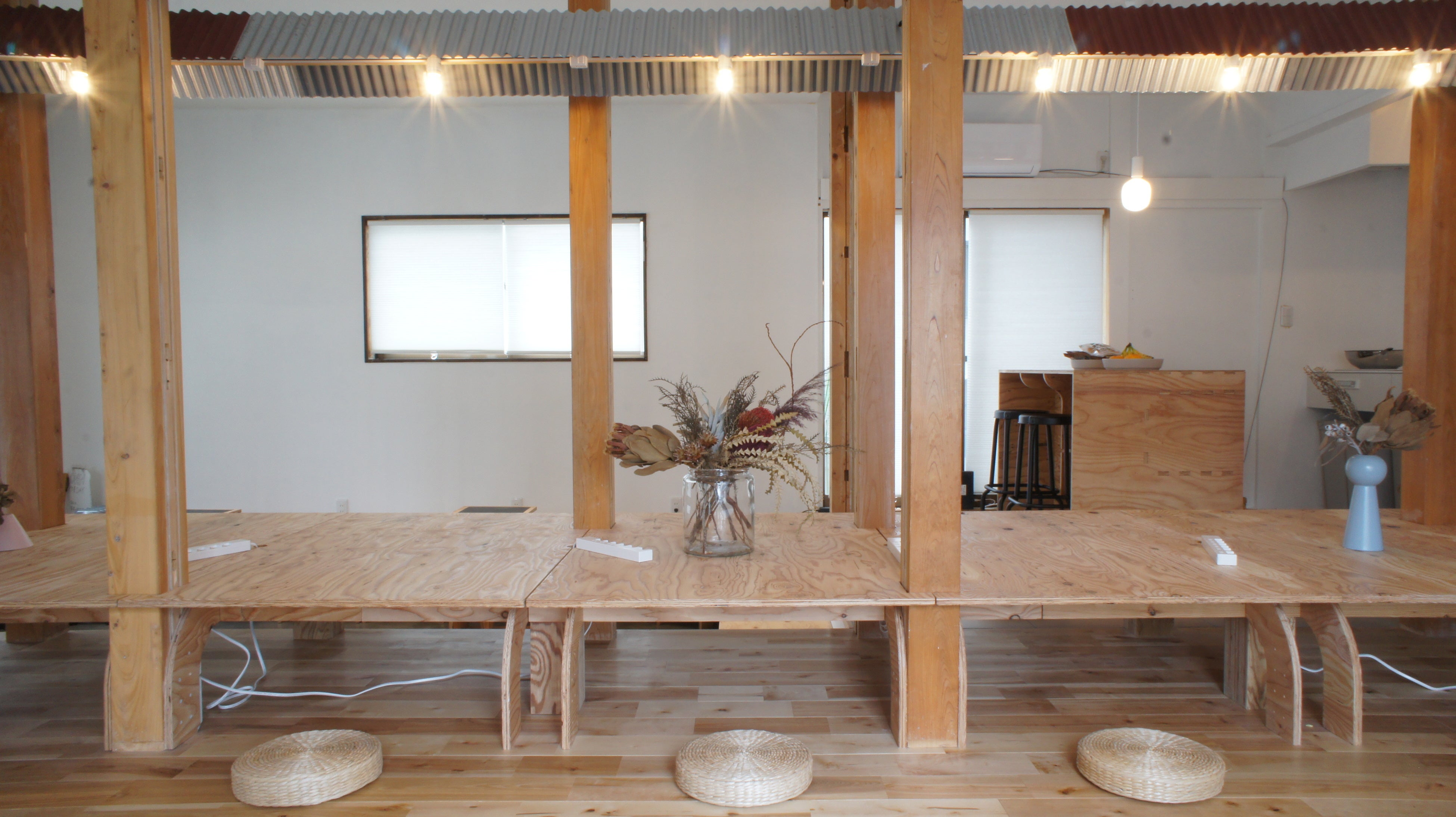 コワーキング利用が出来るセンターテーブルには電源が多数設置されています。