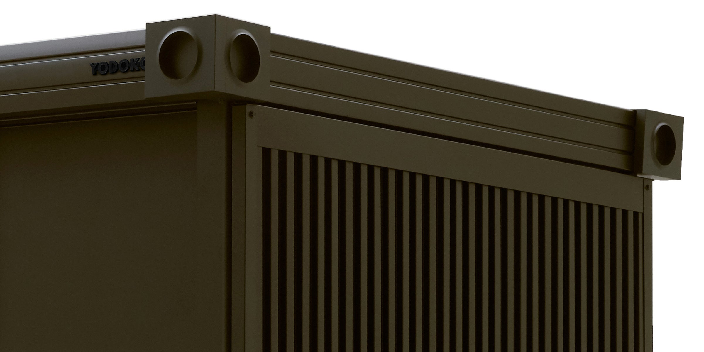 屋根まわりの四隅にコンテナのキャスティングボックス（吊具を掛ける部分）を模した装飾