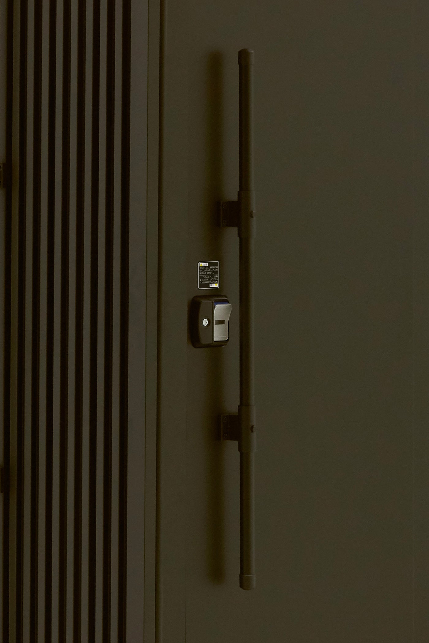 同じくコンテナのドアロッドをイメージした取手