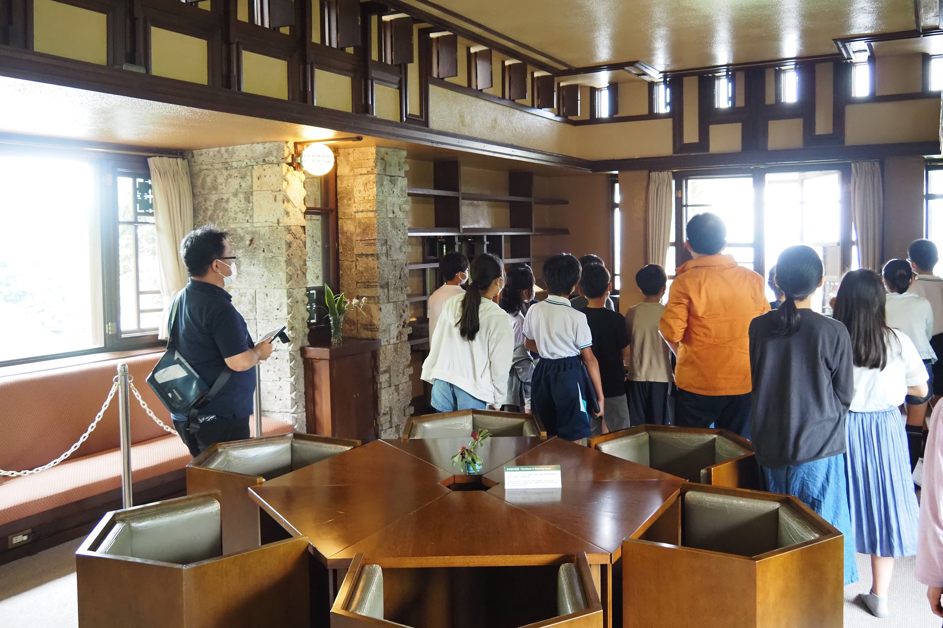 2022年6月 館長の説明を受けながら館内を見学する芦屋市立山手小学校の児童