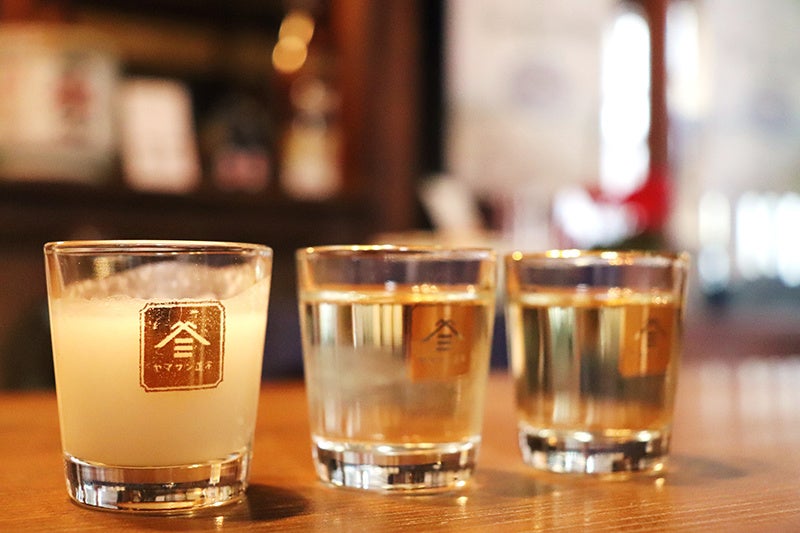 見た目も美しい日本酒たち。にごり酒の白が映えます。