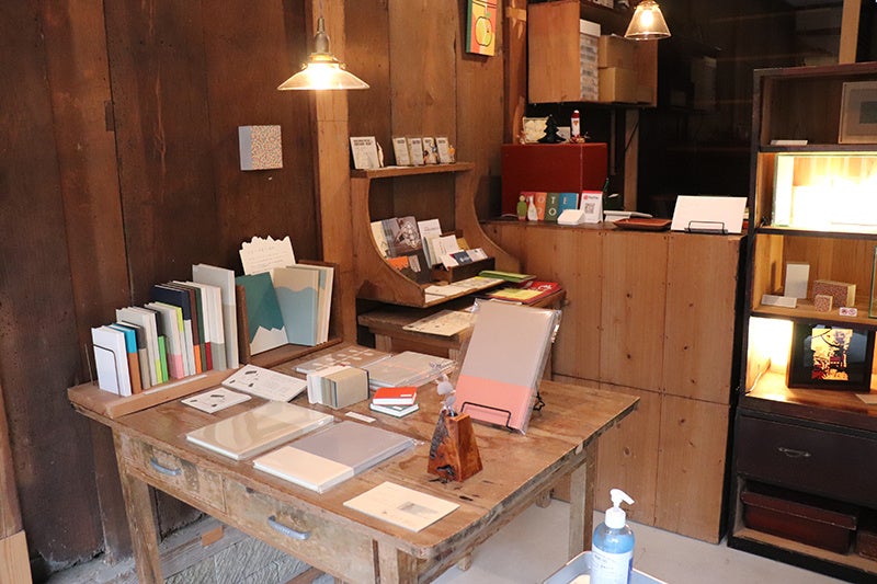 ライティングがステキな落ち着いたお店です