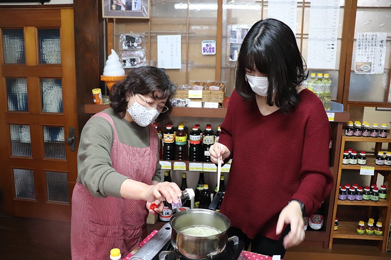 手ほどきを受けながらうどんだしを作ります