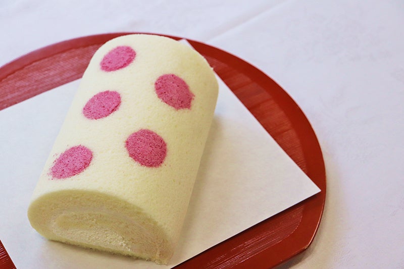 島根県産ビーツパウダーを使った長春色が美しい玉肌ロール