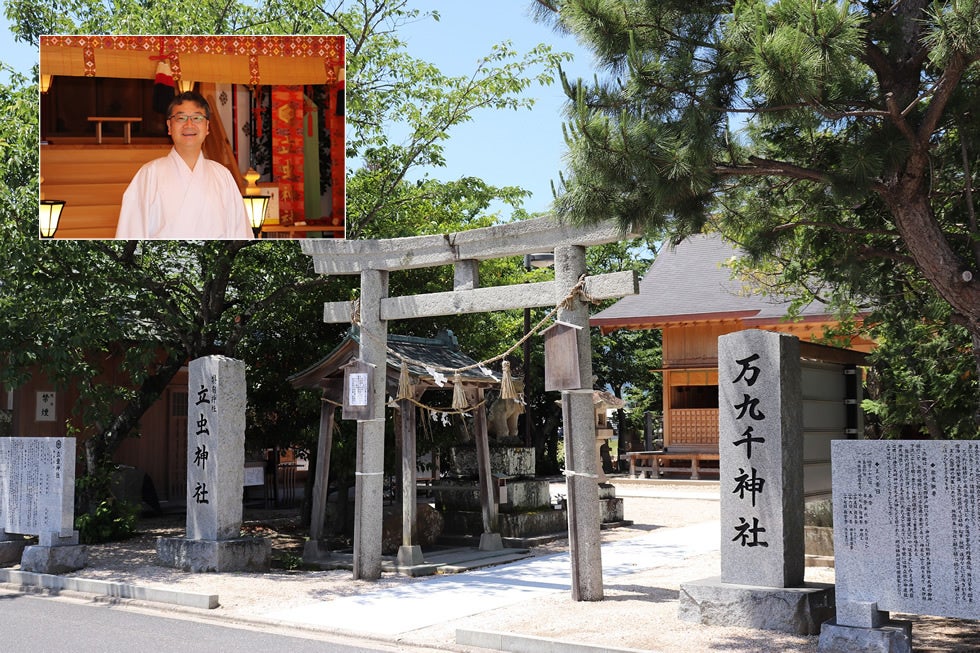 神々が最後にお立ち寄りになる万九千神社ではトークが楽しい宮司さんがお出迎え