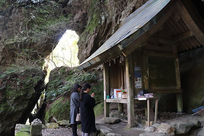 狭い岩の隙間を潜り抜けてお参りする韓竈（からかま）神社