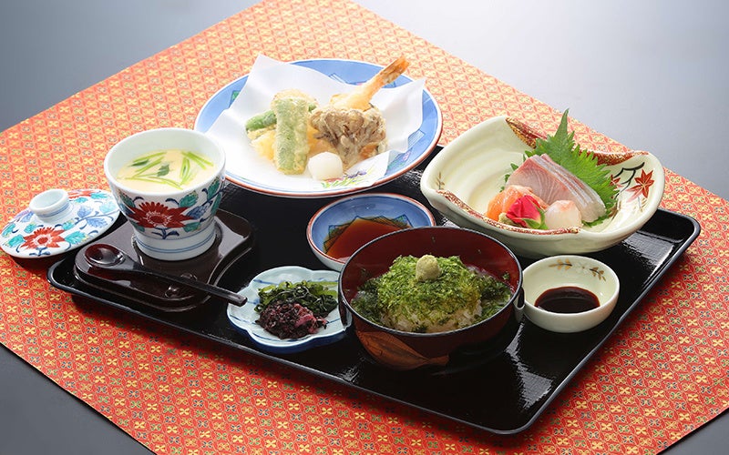 出雲大社の伝統的な料理を再現した「うず煮膳」（看雲楼）