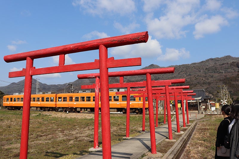 鳥居と本殿の間を電車が通る「粟津稲荷神社（あわづいなりじんじゃ）」