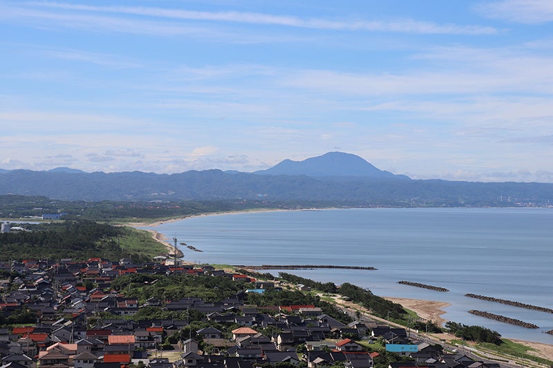 国引きの綱である薗の長浜と綱を結び付けた三瓶山