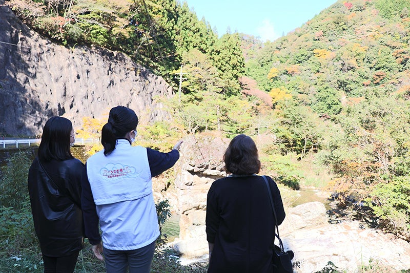 素戔嗚尊が鬼退治後に脱いだかぶとが岩になったと伝えられる「かぶと岩」