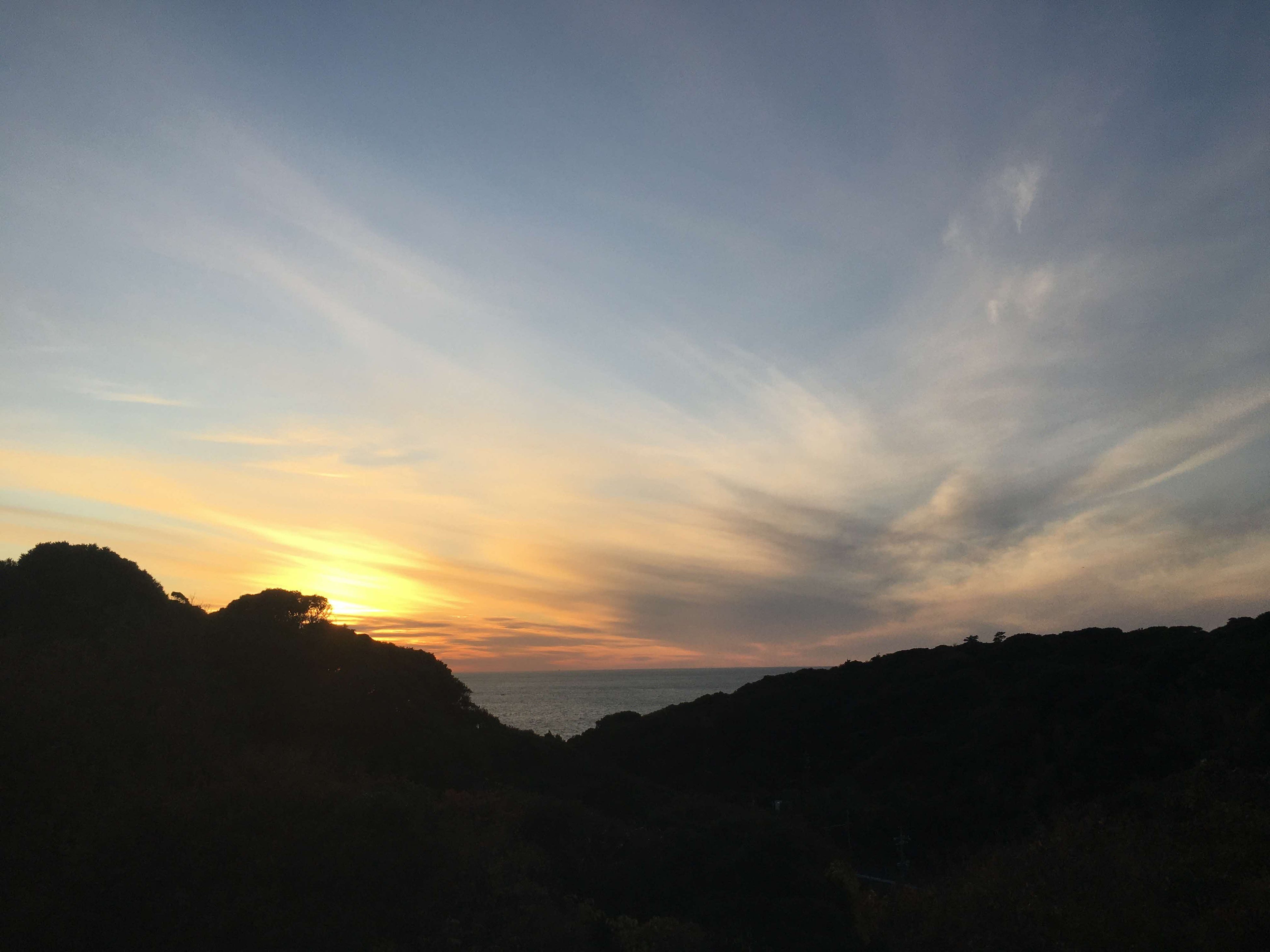 日本海に沈んでいく夕日が見えます