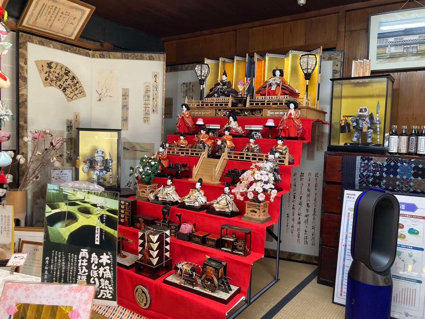 お醤油屋さんにもひな飾りが並びます