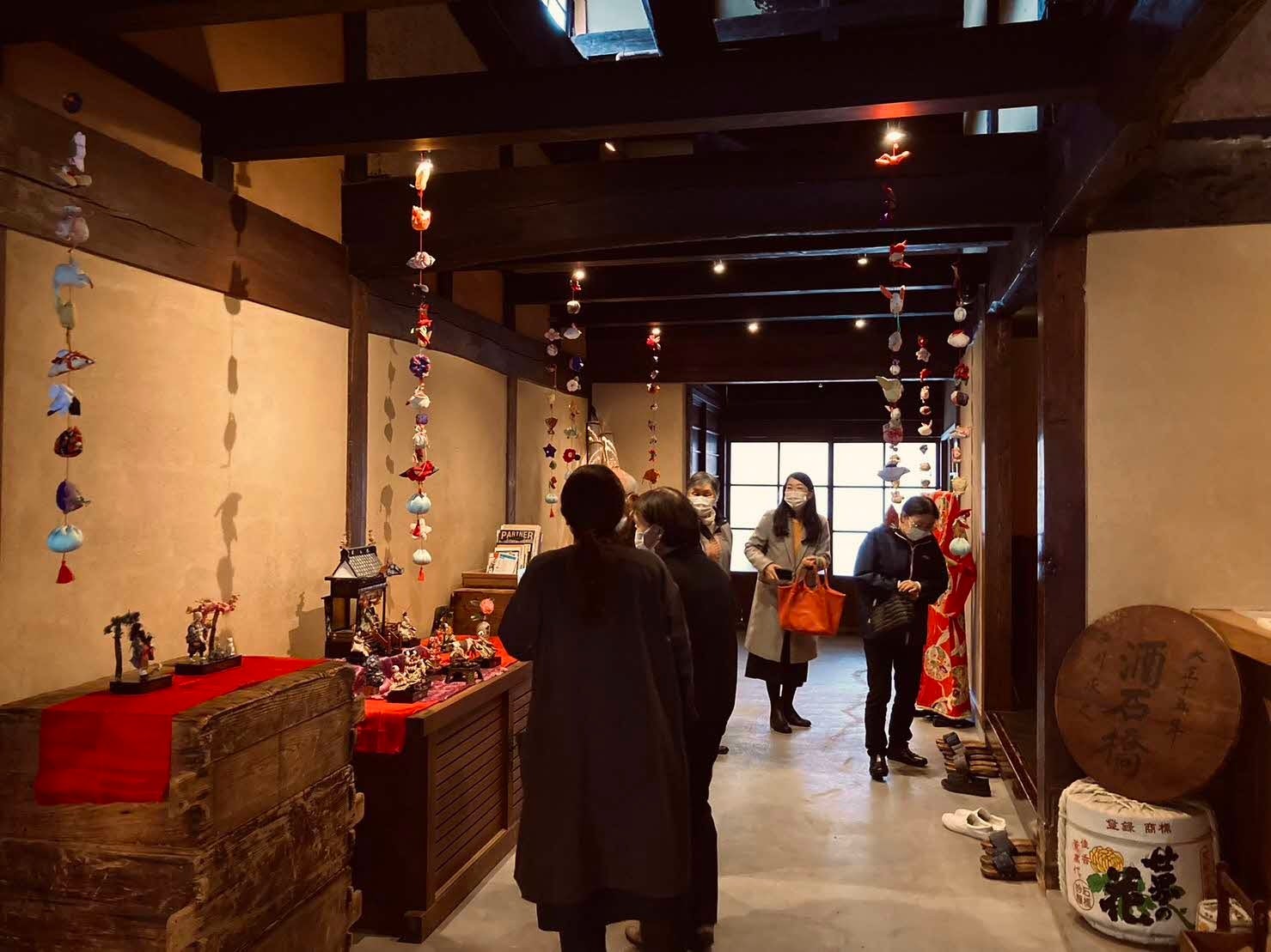 いたるところにつるし飾りも