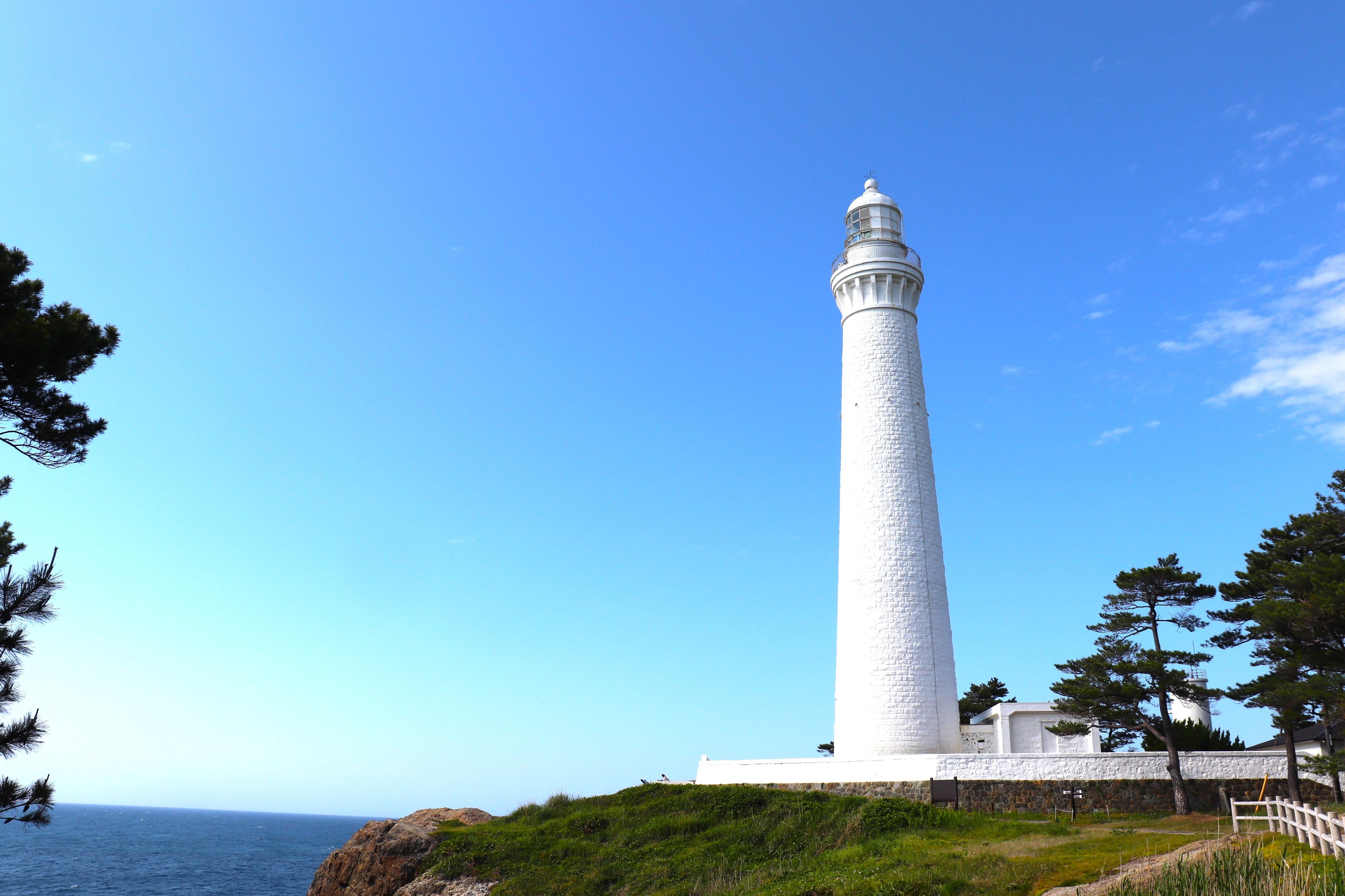 日御碕灯台：地面からの高さ日本一　展望台から眺める日本海の景色は絶景