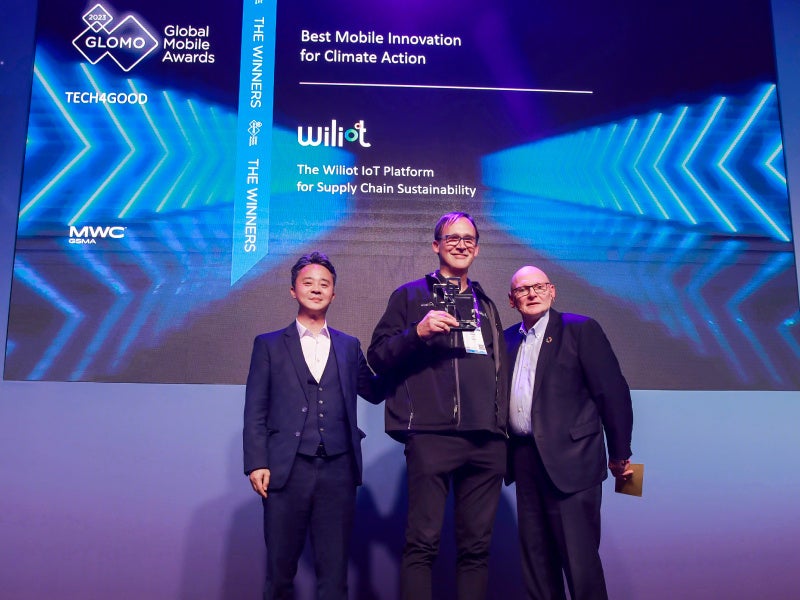 OPPOシニアバイスプレジデント兼チーフテクノロジーオフィサーであるJun Liu（写真左）が 「2023 GLOMO Awards」のプレゼンターを務めました